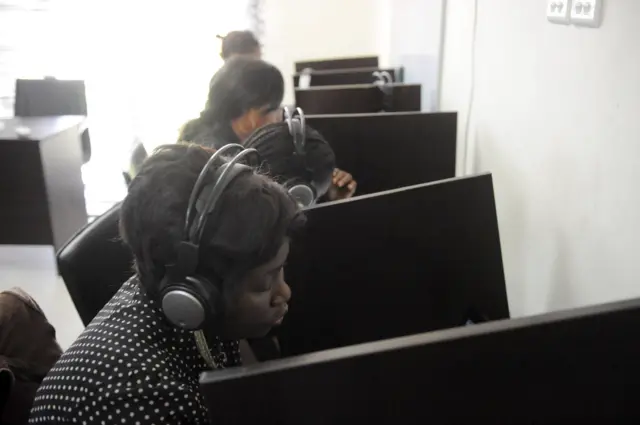 Awọn eeyan kan wa ni ibudo ayelujara kan.