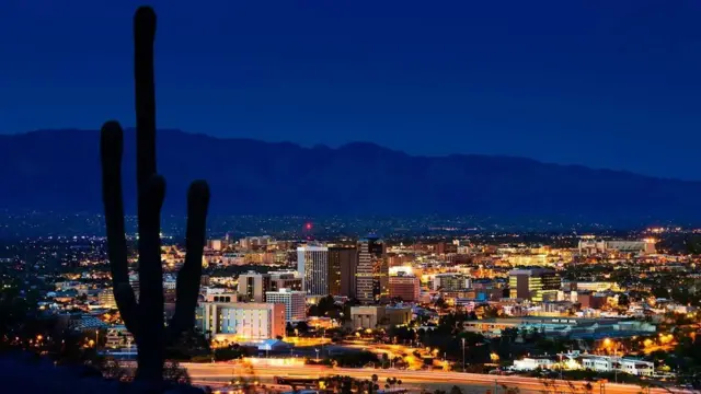 La ville de Tucson éclairéee la nuit