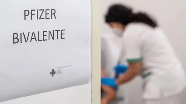 Cartas com os dizeres 'Pfizer bivalente' — ao fundo, profissionalempate 1 betanosaúde aplica doseempate 1 betanovacinaempate 1 betanouma pessoa