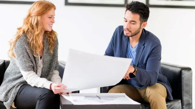 اثنان من الموظفين