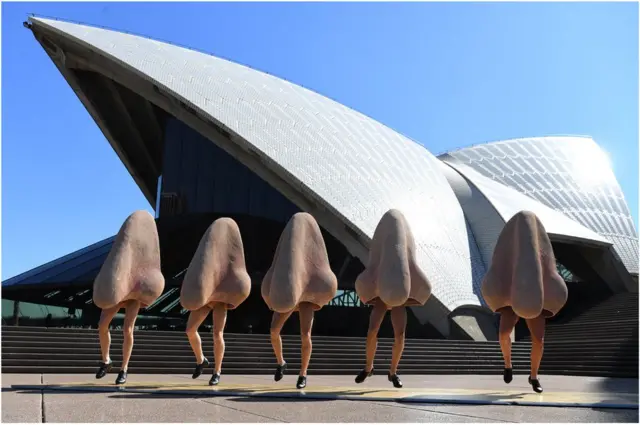 ஆஸ்திரேலியாவின் சிட்னி நகரில் உள்ள ஓபெரா ஹவுஸ் முன்பு நடனமாடும் டிமிட்ரி சாஸ்டாகோவிச் இயற்றிய 'தி நோஸ்' என்னும் இசை நாடகத்தின் நடிகர்கள்.