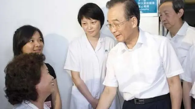 2011年7月23日,甬溫線發生特別重大高鐵交通事故,中國總理溫家寶7月26日到醫院看望傷者。