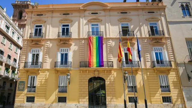 최근 발렌시아를 찾는 LGBTQ+ 여행자들이 급증하고 있다. 노란색 건물에 무지개 깃발이 걸려있다
