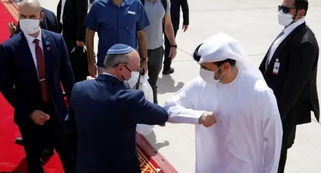 નવા સંબંધો સ્થપાયા તેની તસવીર