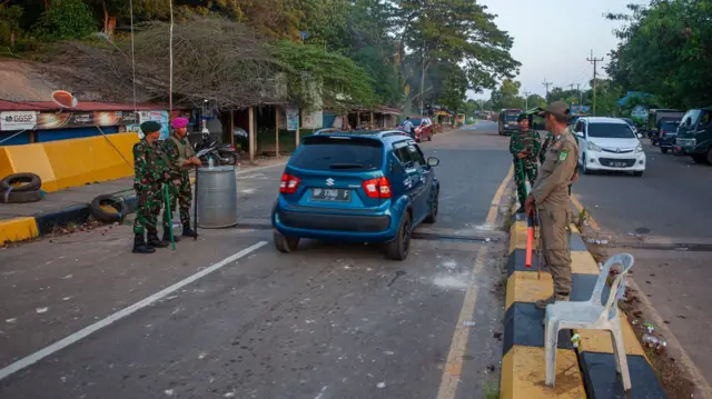 Sejumlah petugas yang tergabung dalam Tim Terpadu berjaga di pos pengamanan jembatan Empat Pulau Rempang, Batam, Kepulauan Riau, Jumat (8/9/2023). Tim Terpadu mendirikan tujuh pos pengamanan pascaaksi pemblokiran jalan oleh warga terkait pengembangan Pulau Rempang menjadi kawasan ekonomi baru dan rencana relokasi 16 kawasan kampung tua.