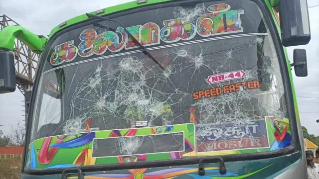 கலவரத்தில் சேதமடைந்த பேருந்து