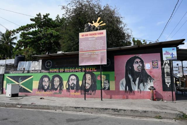 Paredes pintadas com a imagem de Bob Marley
