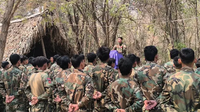 မြင်းခြံခရိုင်၊ အမှတ် ၁ တပ်ရင်း တပ်ဖွဲ့ဝင်တချို့ (ပုံဟောင်း)