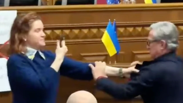 Штовханина Мар'яни Безуглої із представником "Батьківщини" Сергієм Тарутою, 16 грудня 2025 року, Верховна Рада