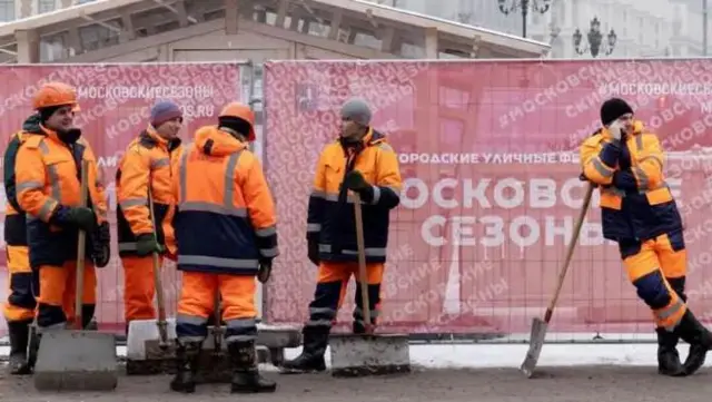 Мушкарци у наранџастој униформи комуналног предузећа