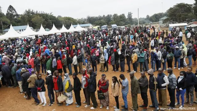 Raia wakipanga foleni wwakati wa kupiga kura
