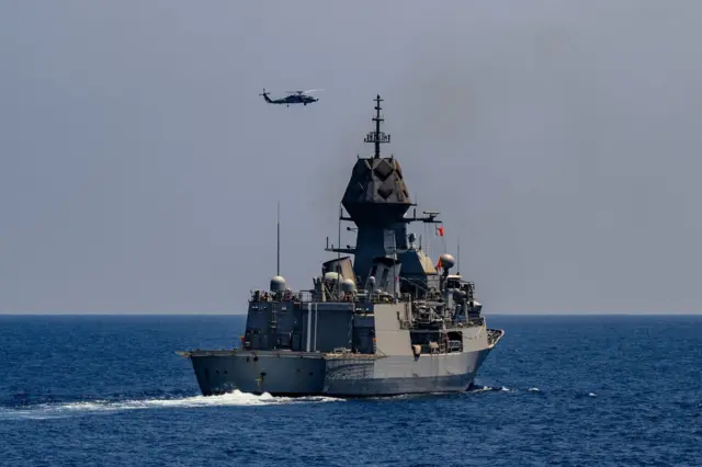 Một chiếc trực thăng MH-60R Seahawk thực hiện bài tập chụp ảnh ghi lại các hoạt động phối hợp của hạm đội trong cuộc tập trận