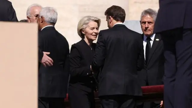 Pirezidaantii Komishinii Awurooppaa Ursula von der Leyen fi Pirezidaantii Faransaay Emaanu'eel Maakroon