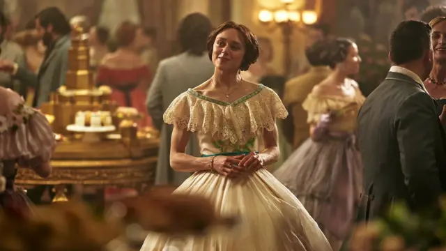 Жінка у сукні XIX століття