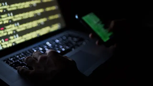 Una mano en una laptop.