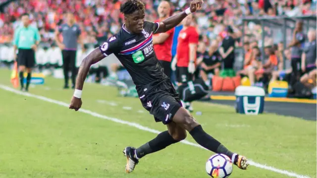 L'ailier de Crystal Palace, Wilfried Zaha, a accusé les fans de Manchester United et de Liverpool de l'avoir traité de "singe noir" dans des messages sur les réseaux sociaux.