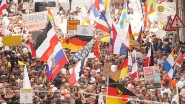 الآلاف نزلوا إلى الشوارع في برلين احتجاجاً على القيود المفروضة بسبب وباء كورونا