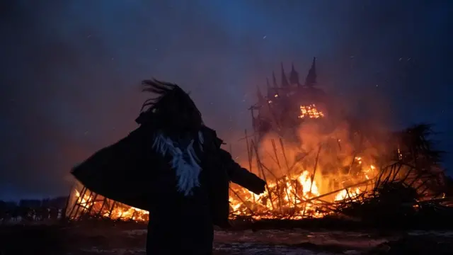 Сожжение "замка корона-людоеда"