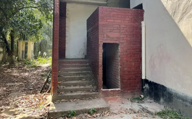 आतल्या बाजूला जे काही होतं, ते लपवण्यासाठी दरवाजा विटांनी बुजवण्यात आला होता.