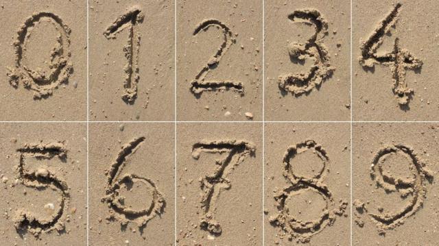 Números escritos na areia