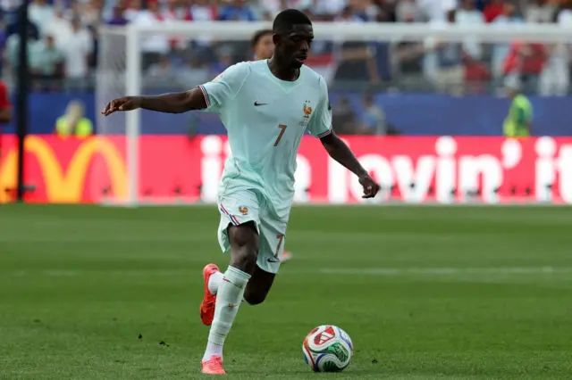 Ousmane Dembélé conduce la pelota en un partido de Francia.
