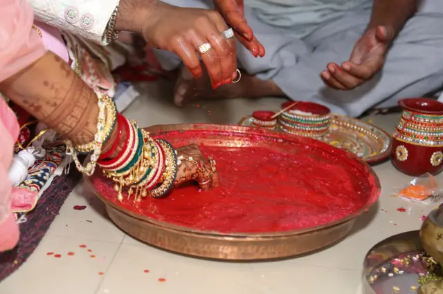 વડોદરા, ઑસ્ટ્રેલિયા, સપ્તપદીની વિધિ, લગ્ન, સુપ્રીમ કોર્ટ, હિન્દુ મૅરેજ ઍક્ટ, ગુજરાતની સંસ્કૃતિ, સામાજિક પરંપરા, બીબીસી ગુજરાતી
