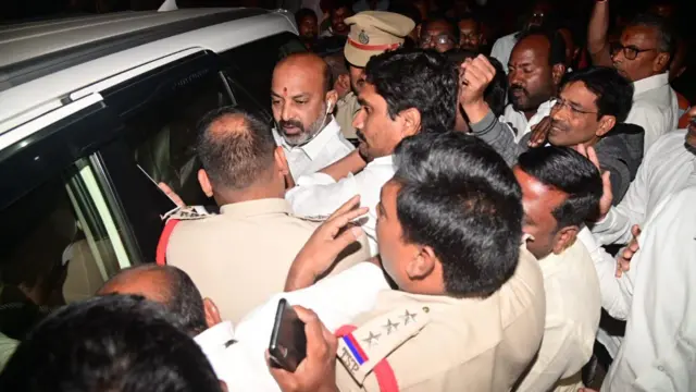 బండి సంజయ్ను అరెస్టు చేస్తున్న పోలీసులు