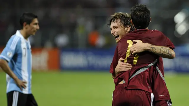Fernando Amorebieta celebra su histórico gol.