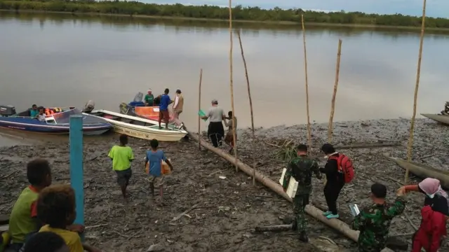 Kondisi alam dan infrastruktur yang minim menyulitkan tim bantuan bergerak di Asmat