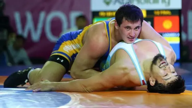 Айаал Лазарев килем үстүндө