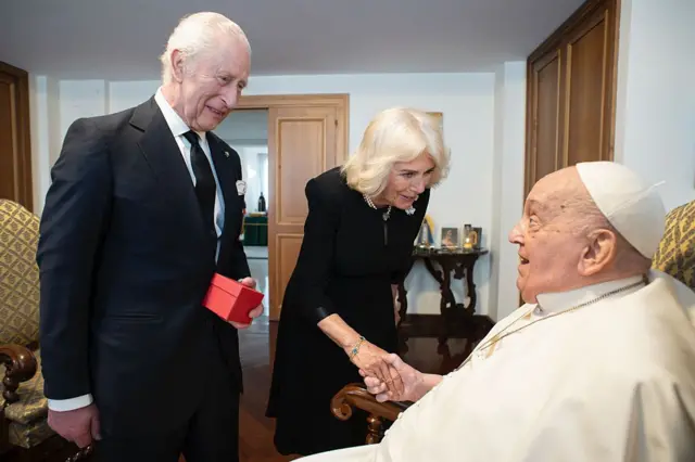 Carlos III y el papa Francisco.