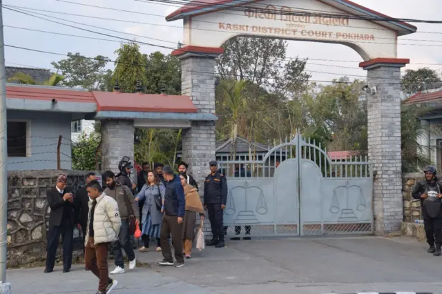 आइतवार कास्की जिल्ला अदालतबाट बाहिरिँदै लामिछानेकी पत्नी निकिता र उनका समर्थकहरू 