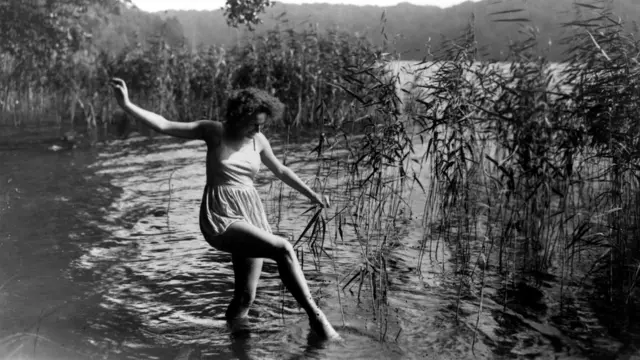 Лени Рифеншталь училась на танцовщицу, потом снялась в нескольких культовых фильмах 1920-х и 1930 годов и лишь потом стала режиссером