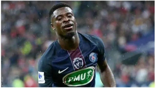Beki wa PSG Serge Aurier anasubiri kibali cha kufanya kazi Uingereza baada ya kukamilisha vipimo vya afya ili kujiunga na Tottenham. (Sky Sports)