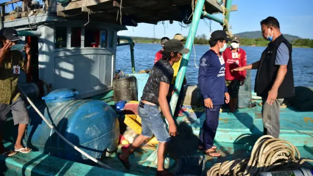 Bức ảnh này được chụp vào ngày 18/4/2020, cảnh sát Biển Hoàng gia Thái Lan bắt giữ các ngư dân Việt Nam tại tỉnh Narathiwat, miền Nam Thái Lan.