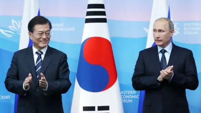 บางฝ่ายเห็นว่า รัสเซียมองว่าเกาหลีเหนือเป็นกันชนระหว่างพวกเขากับเกาหลีใต้ ซึ่งเป็นพันธมิตรทั้งทางการเมืองและการทหารกับอเมริกา