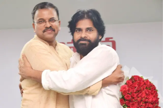 లక్ష్మీనారాయణకు కండువా కప్పి పార్టీలోకి ఆహ్వానిస్తున్న పవన్‌కళ్యాణ్