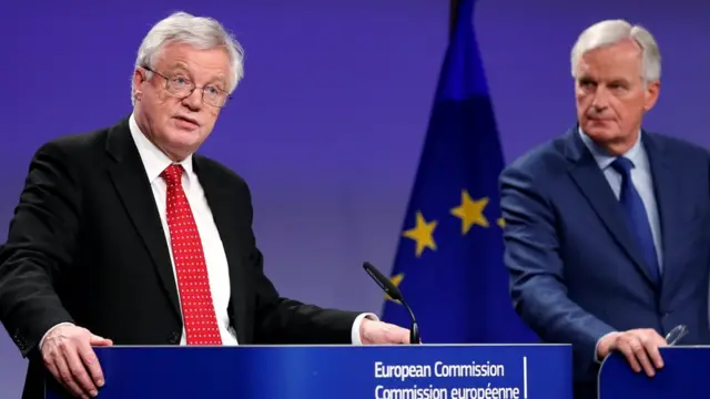 英国脱欧大臣大卫·戴维斯和欧盟首席谈判代表麦克·巴尼尔
