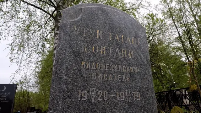 Pusara Utuy Tatang Sontani di pekuburan Mitino, Moskow, Rusia.