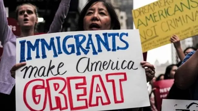 سیاست‌های مهاجرتی دونالد ترامپ، از فرمان منع صدور روادید برای چند کشور اغلب مسلمان گرفته تا تعلیق در وضع صدها هزار مهاجر بدون‌مدرک، از اعتراض‌برانگیزترین اقدام‌های او در یک سال اخیر بوده است.