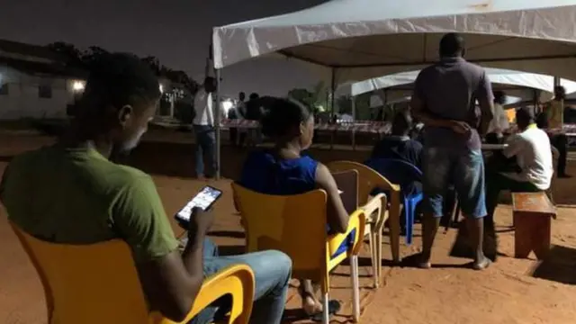 Ndị mmadụ pụtara n'oge ịbịa tụ vootu