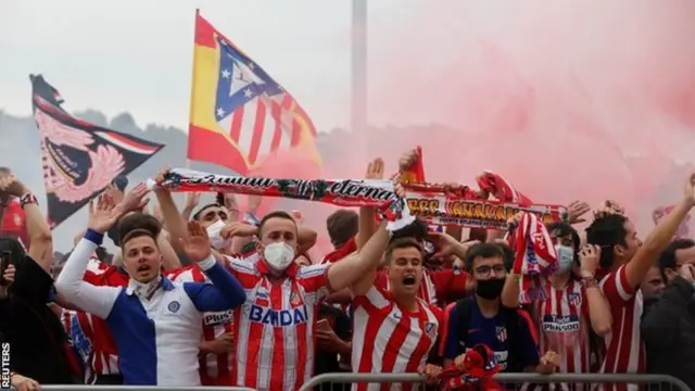 Abafana ba Atletico Madrid bishimira ko ikipe yabo yegukanye igikombe