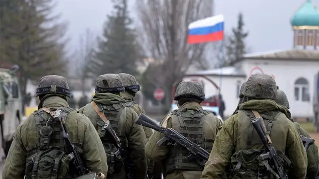 Des soldats russes patrouillent dans les environs de Simferopol, en Crimée, en 2014.