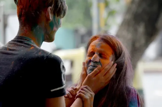 एक लड़की रंग लगाता एक युवक