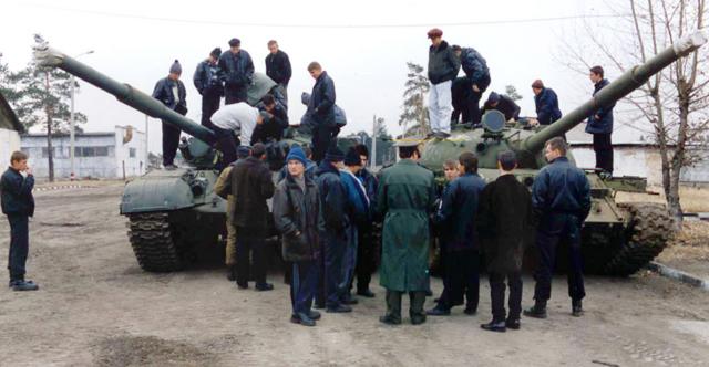 13 ноября 2001. Призывники Сибирского военного округа знакомятся с военной техникой