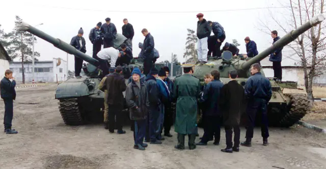 13 ноября 2001. Призывники Сибирского военного округа знакомятся с военной техникой