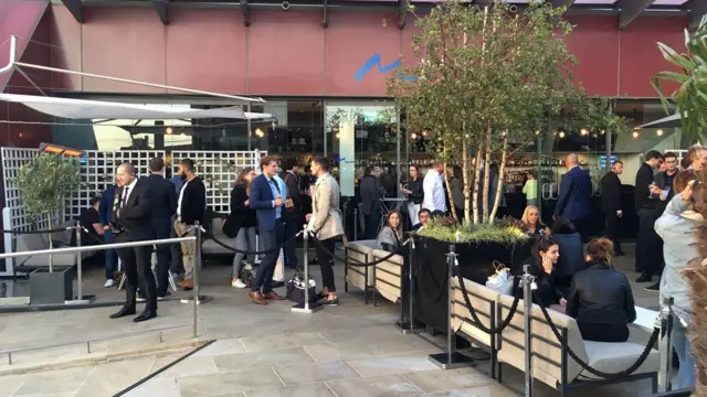 Quán bar trên tầng thượng của New One Exchange, một toà nhà thuộc khu tài chính London