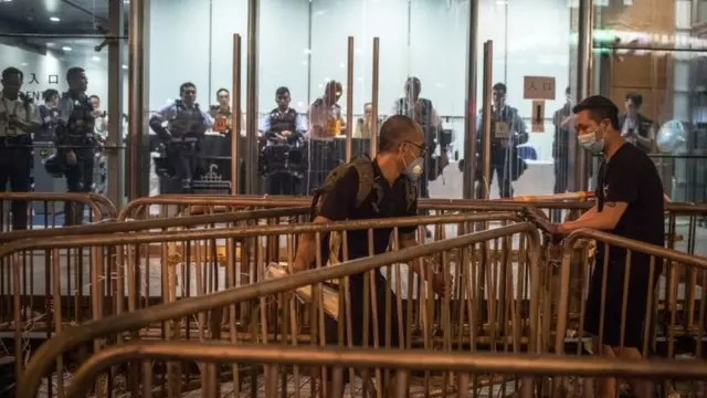 पुलिस मुख्यालय को घेरते प्रदर्शनकारी