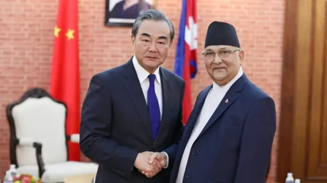 नेपाल भ्रमणमा आएका चिनियाँ विदेशीमन्त्री वाङ यीले प्रधानमन्त्री केपी शर्मा ओलीसँग भेट गर्दै