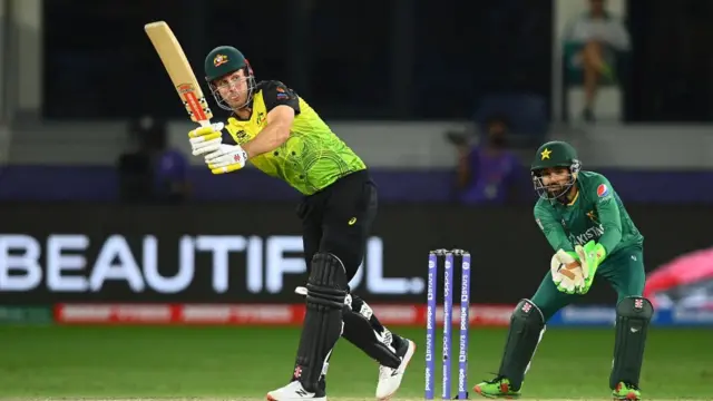 পিচে ব্যাট হাকাচ্ছেন অস্ট্রেলিয়ার মিচেল মার্শ